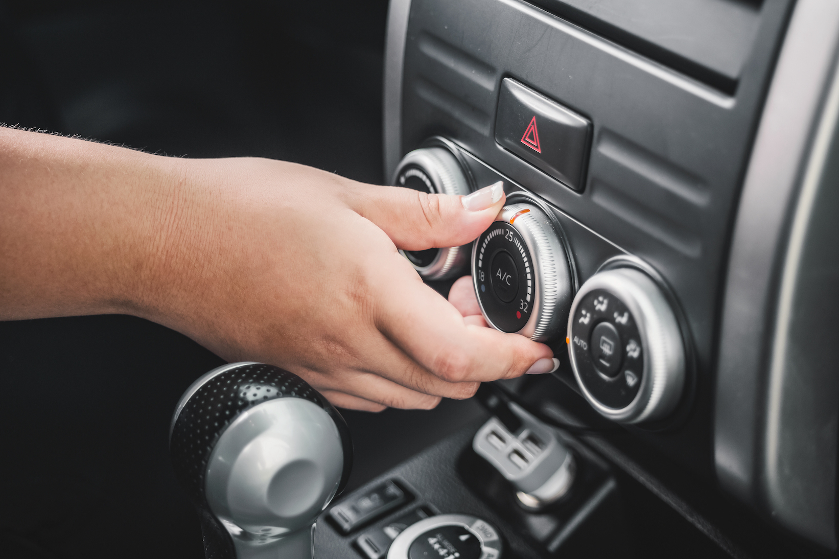 Comment éliminer les odeurs du système d'air conditionné de la voiture